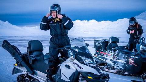 Statsminister Jonas Gahr Støre på snøscootertur på Svalbard onsdag.