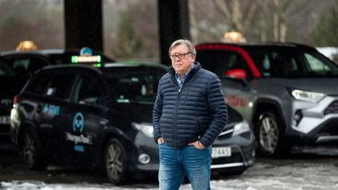 – Akkurat nå står alt. Det er ikke noe inntjening å hente, sier taxieier Glenn Tuxen, her på taxiholdeplassen ved Grorud T-banestasjon i Oslo