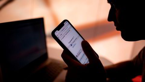 I USA, Storbritannia og flere andre land har myndighetene tatt i bruk nye metoder for å stoppe misbruket av mobilnettet, skriver Lars-Henrik Gundersen.