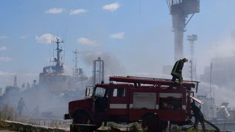 Brannmannskaper er i sving etter at russiske raketter lørdag traff en viktig havn for eksport av korn i Odesa.