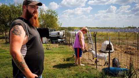 James og Hope Johnson har kloret seg fast på familiegården i Heidenheimer utenfor byen Temple i Texas, og er omgitt av solcelleparker på alle kanter. De har bare sett strømregningen bli dyrere.