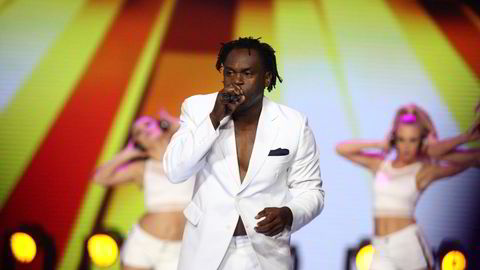 Alban Nwapa reiste fra Nigeria til Sverige som 23-åring for å bli tannlege. Kort tid senere var Dr. Alban en av Sveriges største popstjerner. I 15 år har han kjempet mot Gerry Helders.