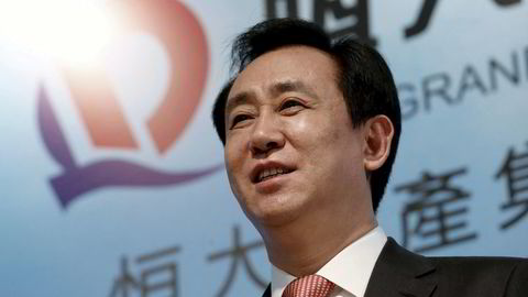 Styreformann Hui Ka Yan hos China Evergrande er under etterforskning for kriminelle handlinger, bekrefter selskapet. Ifølge Bloomberg er han i husarrest. Evergrande har bedt om å bli midlertidig suspendert fra handel ved Hongkong-børsen. Bildet er fra en pressekonferanse i 2016.