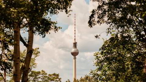 Farvel, Lenin. Tv-tårnet ved Alexanderplatz ble ferdigstilt i 1969, og ble et av DDRs mest øyenfallende symboler. Med en høyde på 368 meter, var den synlig over store deler av Berlin.