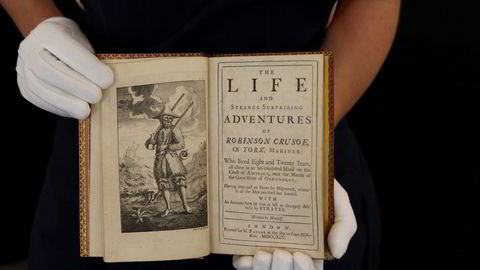 En førsteutgave fra 1719–1720 av romanen «The Life and Strange Surprising Adventures of Robinson Crusoe of York, Mariner» av Daniel Defoe.