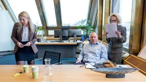 Oljefondsjef Nicolai Tangen har invitert til sitt kontor i Norges Bank for å snakke om kunstig intelligens, sammen med teknologidirektør Birgitte Bryne (venstre) og eierskapsdirektør Carine Smith Ihenacho.