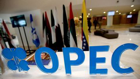 Det utvidede oljekartellet Opec+ møtes mandag for å bli enige om produksjon i oktober.
