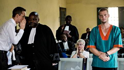 Kari Hilde French og Hans Marius Graavold var sentrale støttespillere for Joshua French (til høyre). Her er de tre i rettssalen i 2014. Graavold sier noe til Frenchs kongolesiske forsvarer.