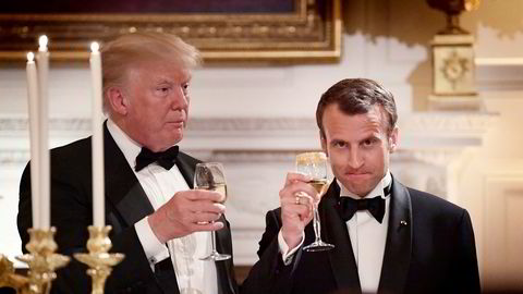 President Donald Trump og Frankrikes president Emmanuel Macron skåler under en middag i Det hvite hus i Washington i april i fjor.