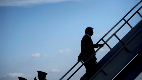 USAs president Donald Trump går om bord i Air Force One på Indianapolis Internasjonale flyplass onsdag kveld.