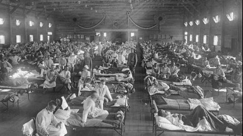 Amerikanske spanskesyken-smittede på et nødsykehus nær Fort Riley i Kansas i 1918. Det er anslått at mellom 50 og 100 millioner mennesker døde under spanskesyken – som ikke startet i Spania, men som først ble omtalt der. I Norge tok sykdommen rundt 15.000 liv.