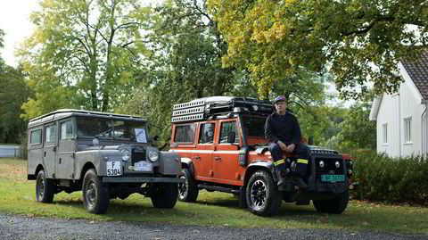 Ny og gammel. En av de første Land Roverne ved siden av en av de siste som ble laget av den klassiske modellen. Per-Yngvar Holm (56) sitter på sin Defender Adventure, kjøpt ny i 2015. – Den heter Sandur, sier han.