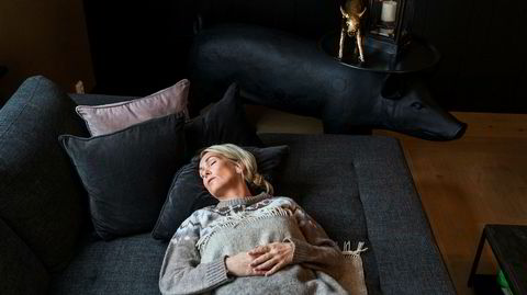 Gardinene igjen. Når Anita Krohn Traaseth skal gjøre ingenting, legger hun seg ned på sofaen hjemme i tre kvarter.