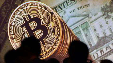 Kursen på den digitale valutean bitcoin har steget med 793 prosent på ett år. Det siste døgnet har kursen gått fra 4900 dollar til 5700 dollar. Den største etterspørselen kommer fra Japan og Asia.