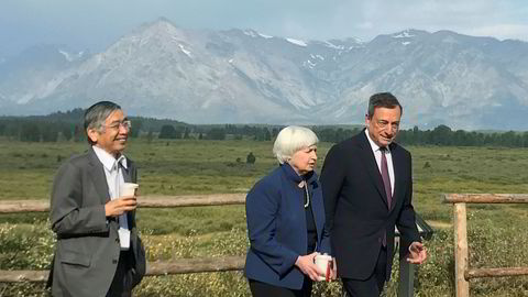 Sentralbanksjefene Janet Yellen og Mario Draghi sammen med den japanske sentralbanksjefen Haruhiko Kuroda etter en fotoseanse i Jackson Hole. Draghi og Yellen var de to trekkplastrene på konferansen, men hadde lite å komme med av konkret pengepolitikk.