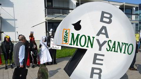 Tyske Bayer skroter Monsanto-navnet etter kjøpet av det amerikanske selskapet. Her fra en demonstrasjon i Bonn sist måned.