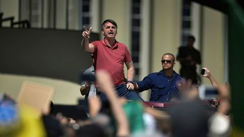 Brasils president Jair Bolsonaro oppildner demonstranter i Brasilia som vil ha fjernet alle koronarestriksjoner og som vil ha militær intervensjon.