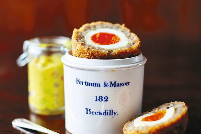 Kokebok. Nå kan du lage engelske retter fra Fortnum & Mason hjemme.