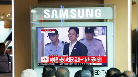 Samsung-arving og «kronprins» Lee Jae-yong fikk fem års fengsel og ble sendt til soning fredag for å ha betalt bestikkelser til en nær venninne av den avsatte presidenten. Bildet er fra en jernbanestasjon i Seoul.