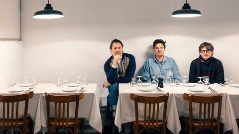 Grotto-gutta. Eier Alexander Kloster-Jensen (fra venstre), kokk Joel Weidl og medeier og daglig leder Sebastian Blomstrøm ved langbordet. – Det er ingen liten ting å gjøre om en garasje til en fullt fungerende restaurant, sier Kloster-Jensen.