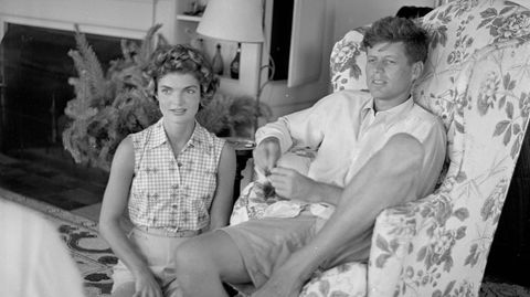 Strøken skjorte. Senator John F. Kennedy og hans forlovede Jacqueline Bouvier på ferie i Kennedy-slektens hus i Hyannis Port, Massachusetts, i 1953.