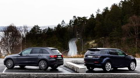 Mercedes har lenge laget en ladbar GLC, mens Land Rover Discovery Sport kommer med ledning for første gang.