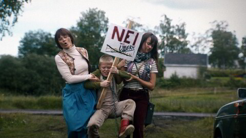 Lille Ole Martin (Tobias Kaarfald) protesterer voldsomt på å måtte flytte fra et venstreradikalt kollektiv til Ullern en gang i 1980-årene. Mor (Pernille Sørensen, til venstre) og søster Simone (Cala Holmboe) bærer ham inn i bilen.