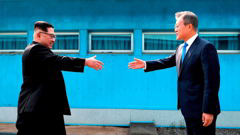 Nord-Koreas leder Kim Jong Un (t.v.) hilser på Sør-Koreas president Moon Jae-in over grenselinjen