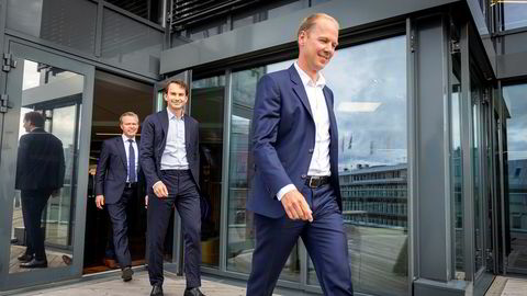 Seniorpartner Erlend Basmo Ellingsen (midten) i Hitecvision er klar for å investere 30 milliarder kroner i nye fornybarprosjekter. Nå har han fått med seg finansnestoren Ove Gusevik (bakerst) og Statkrafts konserndirektør Jon Vatnaland på laget.