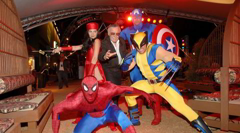 Stan Lee i 2006, omgitt av Marvel-figurene Spider-Man, Elektra, Captain America og Wolverine, med unntak av førstnevnte alle skapt av andre. Lee hatet superheltfilmer, og forlot som regel kinoen etter å ha vist seg på den røde løperen.