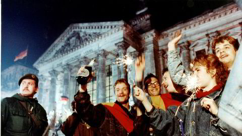 Ungdom feirer gjenforeningen av Tyskland ved riksdagsbygningen 3. oktober 1990. 30 år etter har gjenforeningen gått rimelig bra, selv om det fortsatt er noen skiller mellom øst og vest.