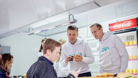 Mobilepay legger ned sin virksomhet i Norge - etter at Nordea valgte å inngå samarbeid med Vipps. Her er Rune Garborg, konserndirektør for Vipps (til venstre) og Snorre Storset i Nordea.