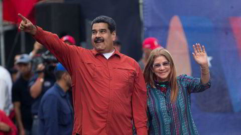 USA strammer til mot Venezuela, og krever at president Nicolás Maduro, her med konen Cilia Flores under at valgkampmøte, utsetter valget.