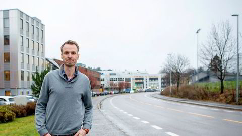 Martin Walberg Bakke sparer hver måned til seg selv og til de to barna sine. Her ved jobben hans ved Bryn i Oslo.