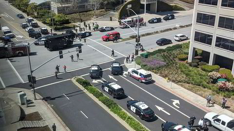 Politibiler utenfor hovedkontoret til Youtube i San Bruno i California, i forbindelse med en skyteepisode.