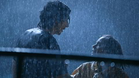 Når det tidligere så forelskede paret Henry (Adam Driver) og Ann (Marion Cotillard) seiler yachten sin inn i en storm, får forholdet også sitt klimaks.