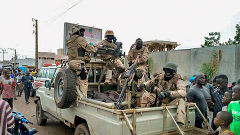 Soldater utenfor boligen til Malis president Ibrahim Boubacar Keita tirsdag. Noe senere ble presidenten tatt til fange av soldater.