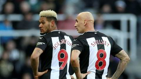 Newcastle United nærmer seg å få nye eiere fra Saudi-Arabia. Det har fått mange til å «si opp» som supportere i protest. Avbildet er spissen Joelinton og midtbanespilleren Jonjo Shelvey i en kamp fra slutten av februar.