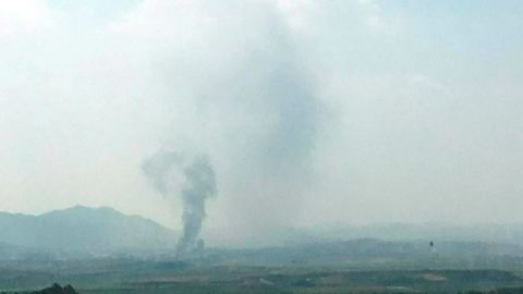 Røyk steg tirsdag opp fra den nordkoreanske byen Kaesong, der samarbeidskontoret for Nord- og Sør-Korea ble sprengt i lufta.