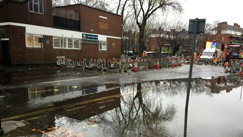 Kraftig regnvær gjorde det vanskelig å nå fram til dette valglokalet i London torsdag. Foto: Tony Hicks/ AP / NTB scanpix