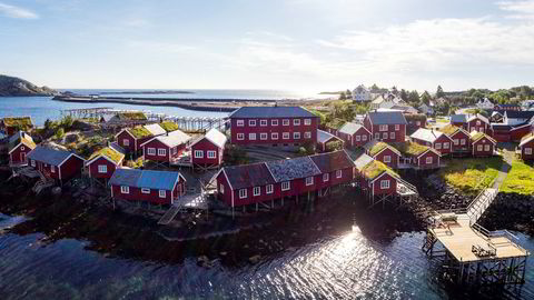 Erik Berg og Stein Erik Hagen har kjøpt Reine Rorbuer i Lofoten av blant andre skipsrederne Atle Bergshaven og James og Axel Stove Lorentzen.