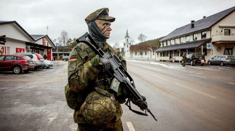 Tyskerne kommer. Under krigen hadde tyskerne base på prestegården i Engerdal. Nå var en tysk panseravdeling tilbake – men denne gangen hadde lokalbefolkningen kun gode ting å si om soldatene.