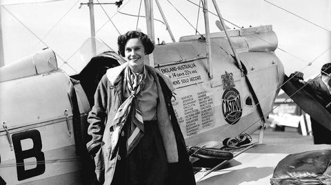 På sin banebrytende soloflyvning fra England til New Zealand i 1936 satte Jean Batten rekord. Hun nådde Darwin i Australia 24 timer raskere.