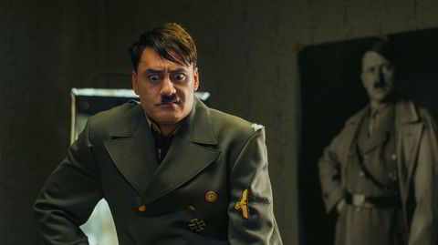 Tøys. Regissør Taika Waititi spiller selv rollen som Hitler i komedien «Jojo Rabbit», som nylig ble Oscar-nominert for beste film, og som fikk den gjeveste prisen på filmfestivalen i Toronto i 2019.