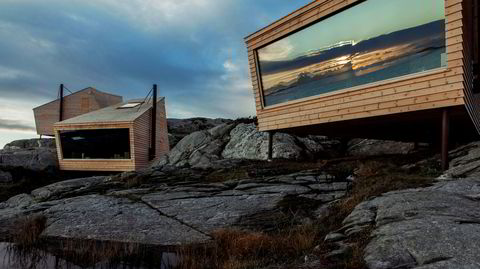 Glir inn. Flokehyttene er bygget inn i bergsprekkene for å gli inn i det forrevne klippelandskapet.