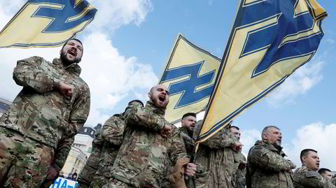 Den nasjonalistiske Azov-bataljonen, som kjemper på ukrainsk side, bruker symbolet Wolfsangel i logoen sin – et symbol som ble brukt av både det tyske nazipartiet og Waffen-SS-styrker. Selv mener Azov det bare betyr «nasjonal idé».