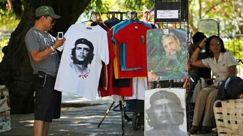 Symbolikk. Det finnes tilstrekkelig overlapp mellom kommunismen og nazismen til at fremstillingen av en leder fra den cubanske revolusjonen kan sidestilles med nazisymbolikk.
