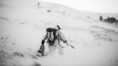 Pelsjegerliv. Med mårskinnslue, reinsvotter og hvit kamuflasjedrakt, jakter Audun Heier på rødrev på fjellet i Ottadalen. Han sier interessen for pelsdyrjakt er økende i bygda.