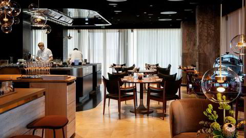 Det åpne kjøkkenet er hjertet og sentralen i restaurant Re-Naa, som har to stjerner i Michelin-guiden.