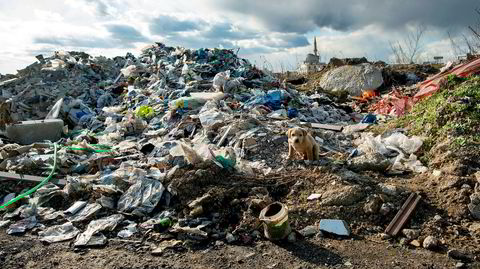 Denne britiske plasten skulle egentlig bli resirkulert, men havnet isteden i en dump utenfor en nedbrent fabrikk i den tyrkiske byen Adana.